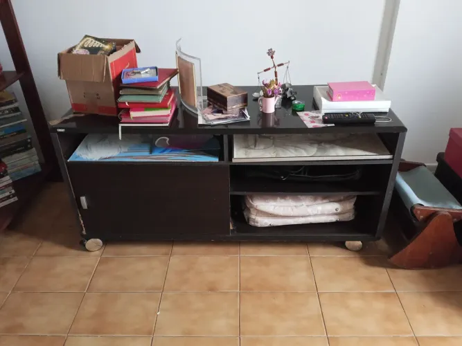 Vende-se móveis: cama casal, guarda roupas, sofá, poltrona, rack, estante, cômoda etc.