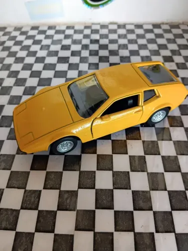 Miniatura miura carros nacionais com pequenas bolhas na pintura
