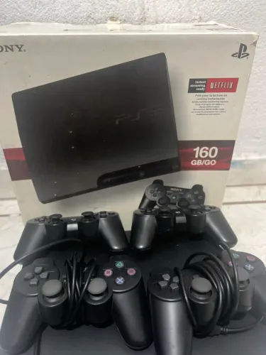 Ps3 slim desbloqueado / 4 controles sendo 2 com fio
