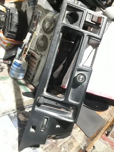 moldura central do painel. GM Chevette 