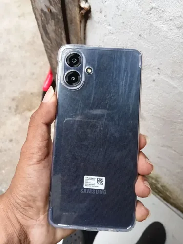 Vendo um celular Samsung A0 7 128 GB todo bom tá na caixa completo