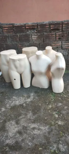 Vendo manequins de meio corpo.
