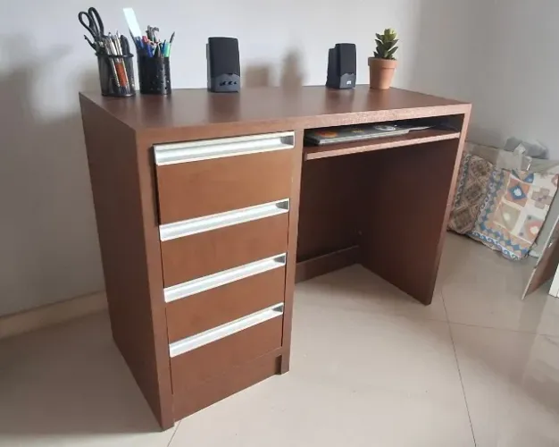 Mesa de Escritório de Madeira - Compacta e Funcional