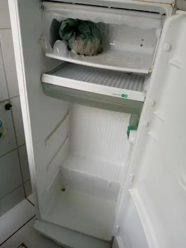 Uma geladeira