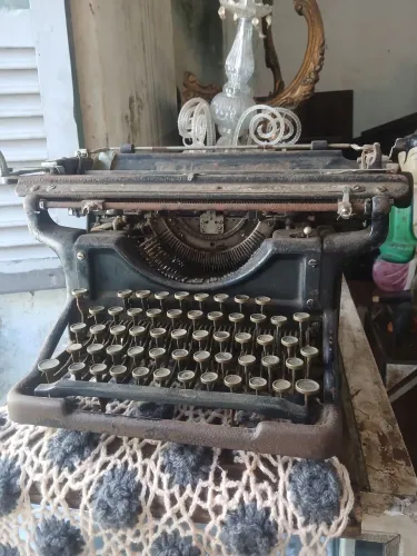 Maquina datoligrafica antiga em ferro Underwood