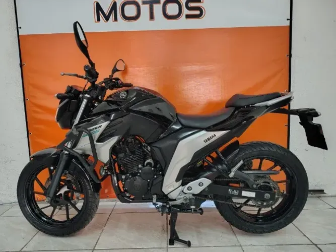 Yamaha FZ 25 Fazer 250 preta ABS