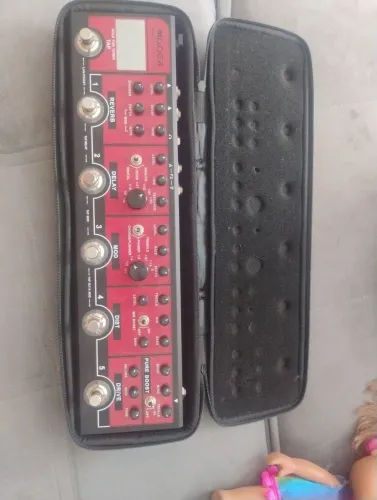 Vendo pedaleira Mooer red truk nova