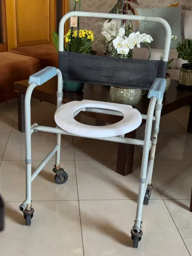 Cadeira Higiênica - DELLAMED / em perfeito estado