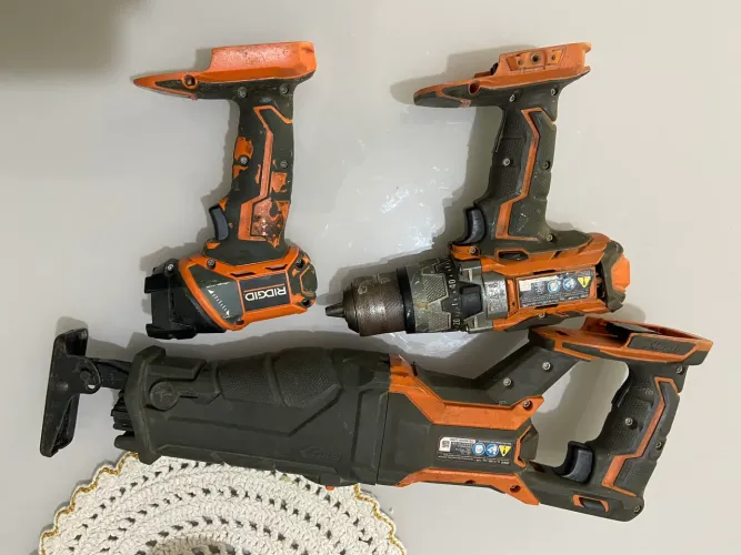 Parafusadeira/ Serra sabre e lanterna Ridgid 18v