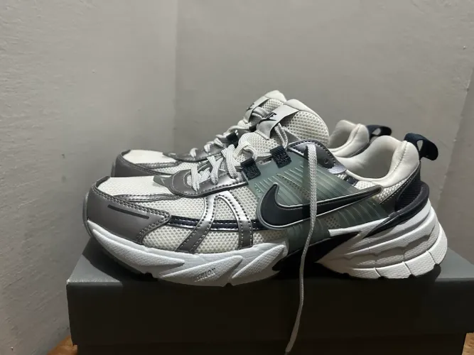 Tênis Nike V2K RUN
