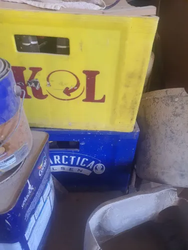 Engradados com garrafas de cervejas