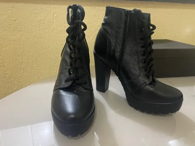  Bota preta N° 35