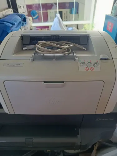 Vendo impressora HP LaserJet 1020, funcionando.