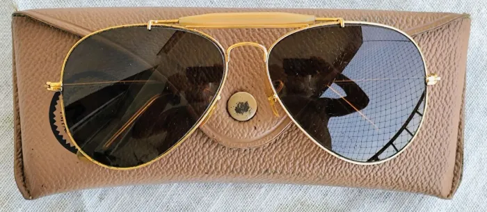 Óculos Ray Ban aviador.