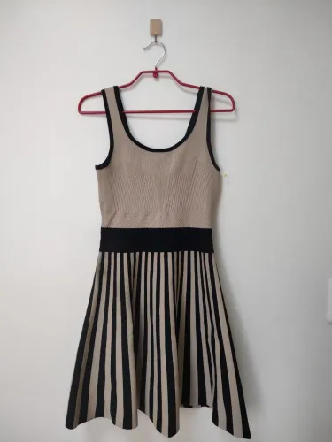 Vestido acinturado Guess