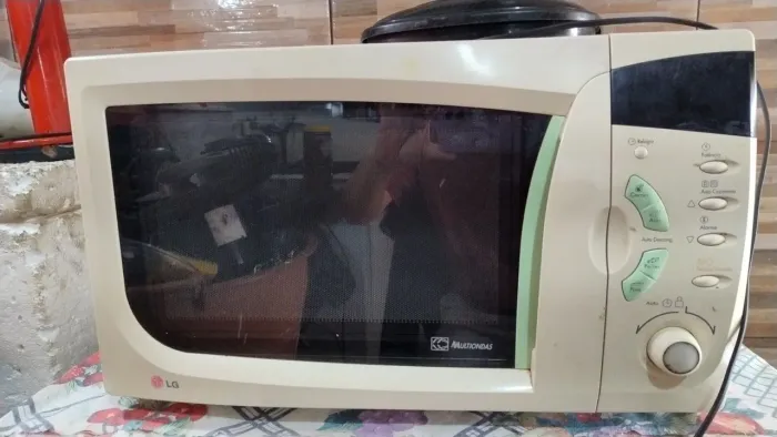 Microondas LG multiondas antigo já com prato e vem também com a messa de ferro com divisor