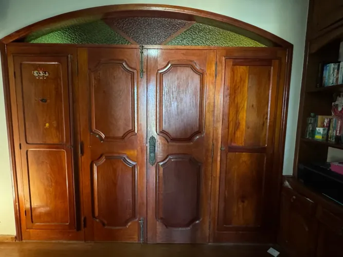 Porta de madeira maciça