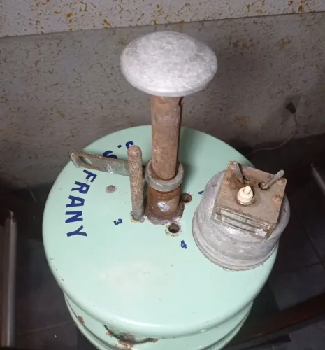 Máquina antiga de lavar peças de relógio, precisa de manutenção, parada há muito tempo.