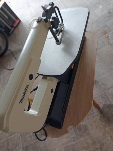 Máquina de cortar madeira.