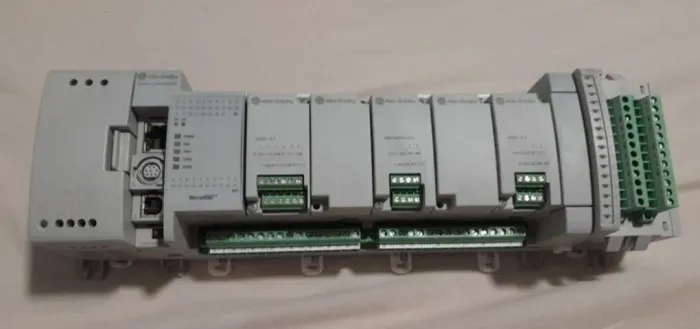 CLP Allen Bradley Micrologix 850 com fonte integrada + 4 Módulos I/O adicionais