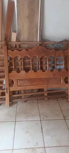 Cama de madeira casal