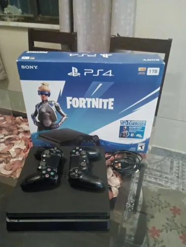 Ps4 com 2 controles e caixa