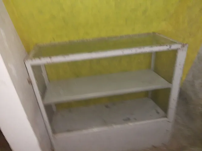 Vende vitrines balcão expositora para produtos.