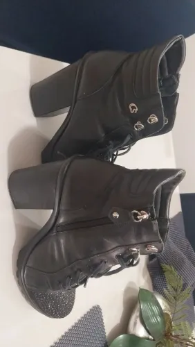 Bota em couro usada Carmen Steffans Número 38