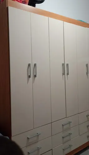 Vendo guarda roupa novo tem nem 2 meses de montado, estou vendendo pq estou indo embora