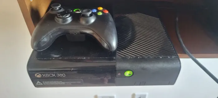 Xbox 360 Super slim Desbloqueado RGH 3.0, com 30 jogos.