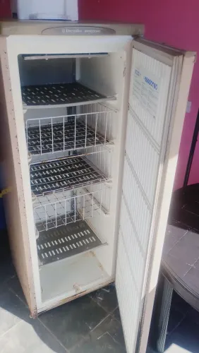 Freezer vertical Eletrolux funcionando