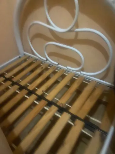 Cama casal e criado mudo