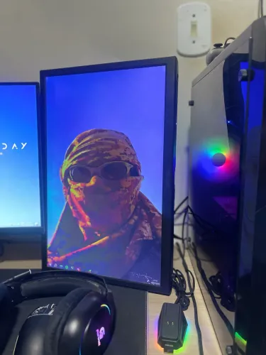 Monitor 19 pol. / 75hz , HDMI / VGA, Acompanha suporte! (Preço a negociar)
