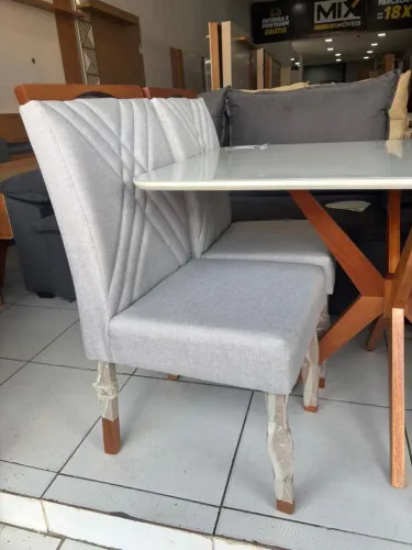 2 cadeiras em madeira, pés em madeira maciça 