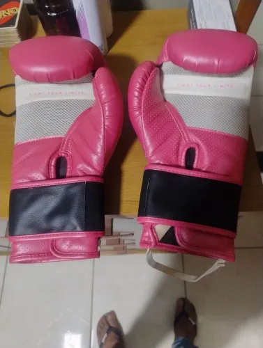 Vendo um par de luva de box semi-nova