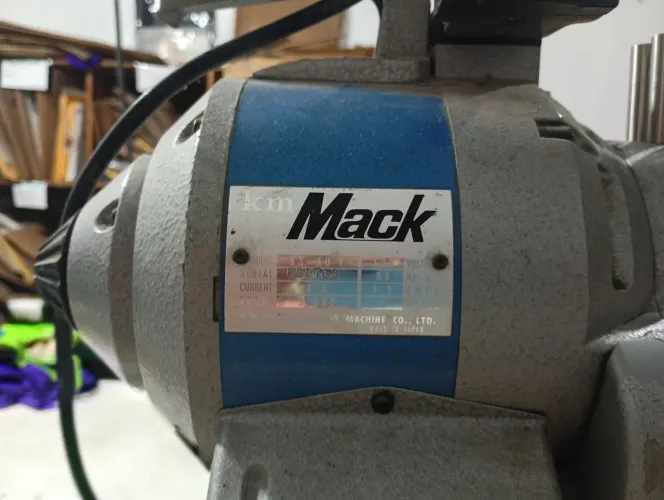 Máquina de Corte Industrial Vertical KM / Mack - Original Japonesa