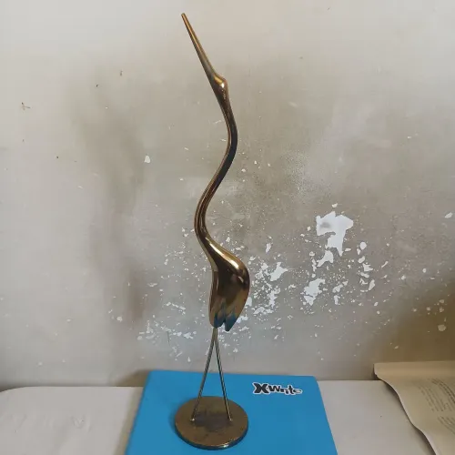 Escultura garça de metal