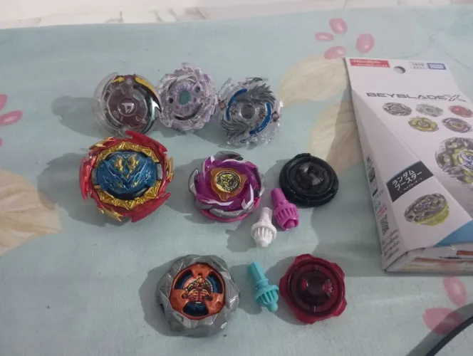 Lote de Beyblade Burts e Beyblade X 