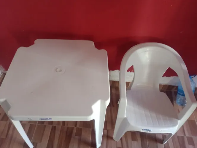 Mesa com 4 cadeiras