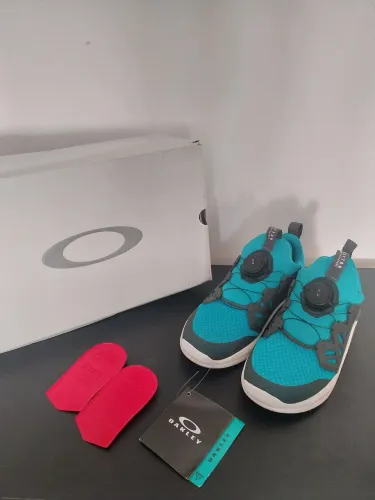 Tênis feminino oakley verde 35. Novo