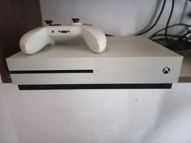 Vendo um Xbox One só respondo quem realmente tiver interesse dispenso curiosos 