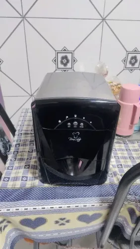 Máquina de fazer gelo funcionando tudo perfeitamente ela é 110 mas tem o transformador