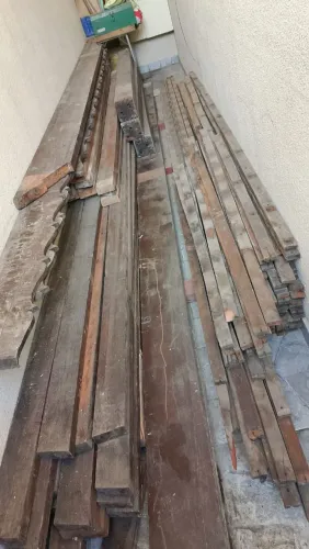 Vende se madeiras Copiuba 3 quadrados ,2 pranchão ,15 vigas de 5 metros e 12 vigas de 3 mt