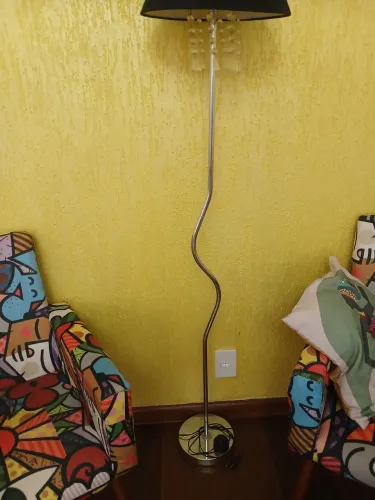 Abajur de pé ja com a lampada