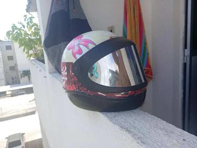 Capacete Feminino San Marino Automático com Viseira Refletiva