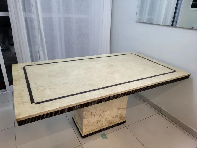 Mesa de jantar em travertino