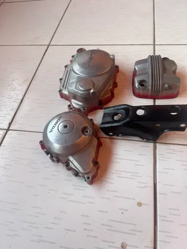 ?SEM MARCAS DE TRINCO? Tampas do motor da 150