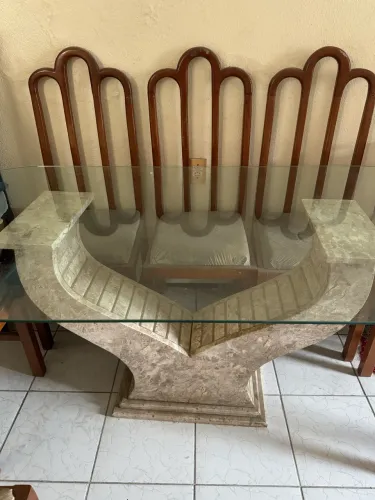 Mesa tampo de vidro e base de mármore trabalhado