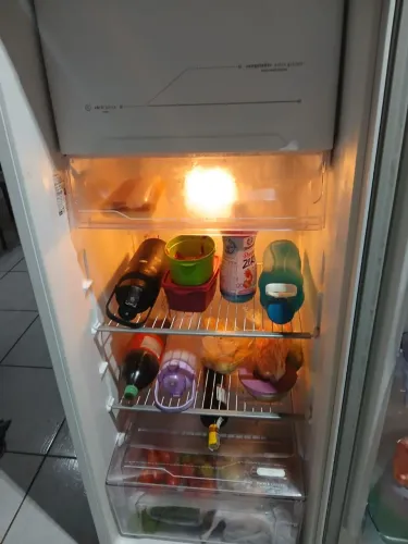 Geladeira Frost Free, ta gelando tudo , so não congela ótimo para técnico, consertar 