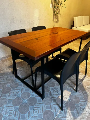 Mesa com 4 cadeiras 